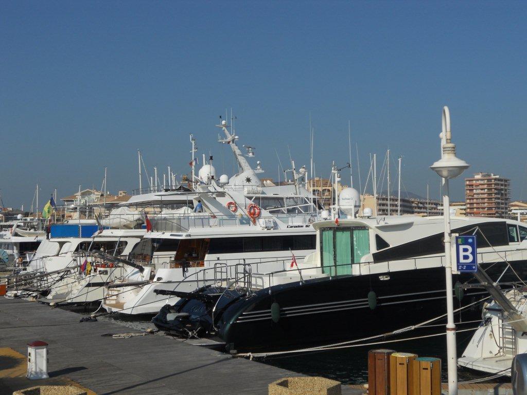 Fréjus location saisonnière Le port et ses bateaux Fréjus location saisonnière Le port et ses bateaux