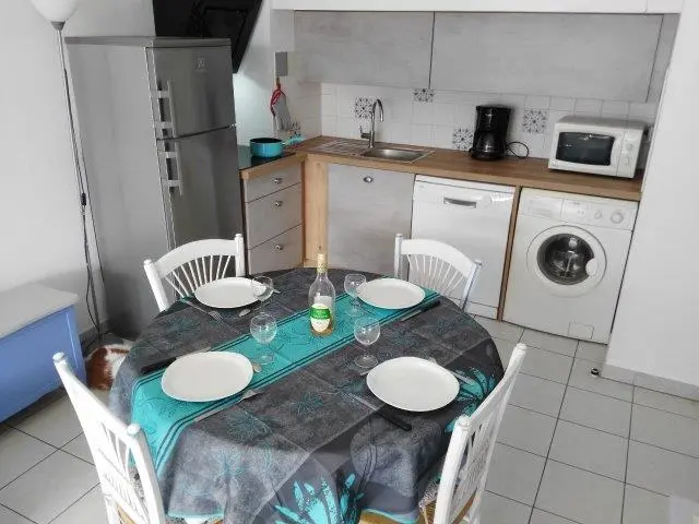 Cuisine de l'appartement en location Résidence Le Césarée à Fréjus dans le Var