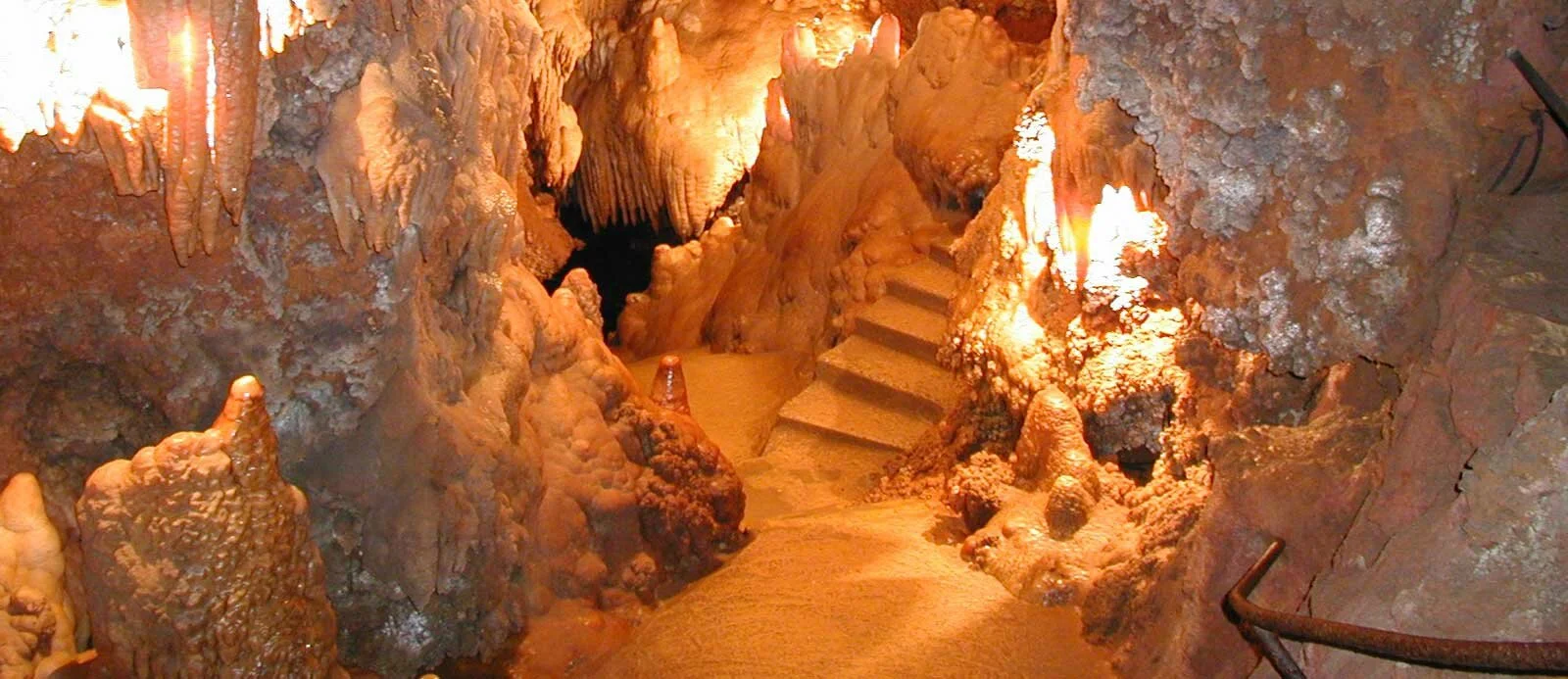Intérieur de la grotte Saint Cézaire